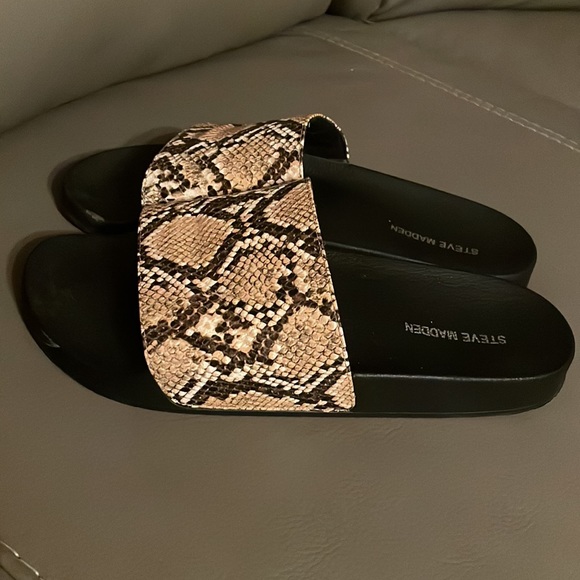 STEVE MADDEN SPIRIT VEGAN SNAKESKIN SLIP-ON SANDALS. - Picture 5 of 8